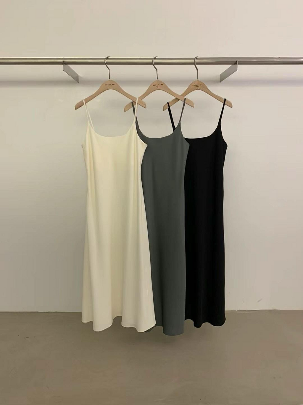 Sleeveless Satin Flowy Dress *3 Colors